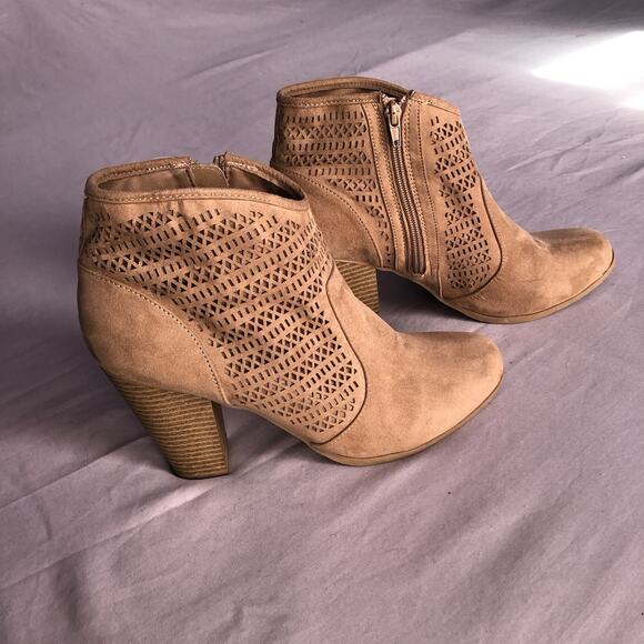 Me Too Women’s 11 Ankle Booties Tan Faux Suede Block Heel Cutout Zip Casual Boho - Picture 2 of 11